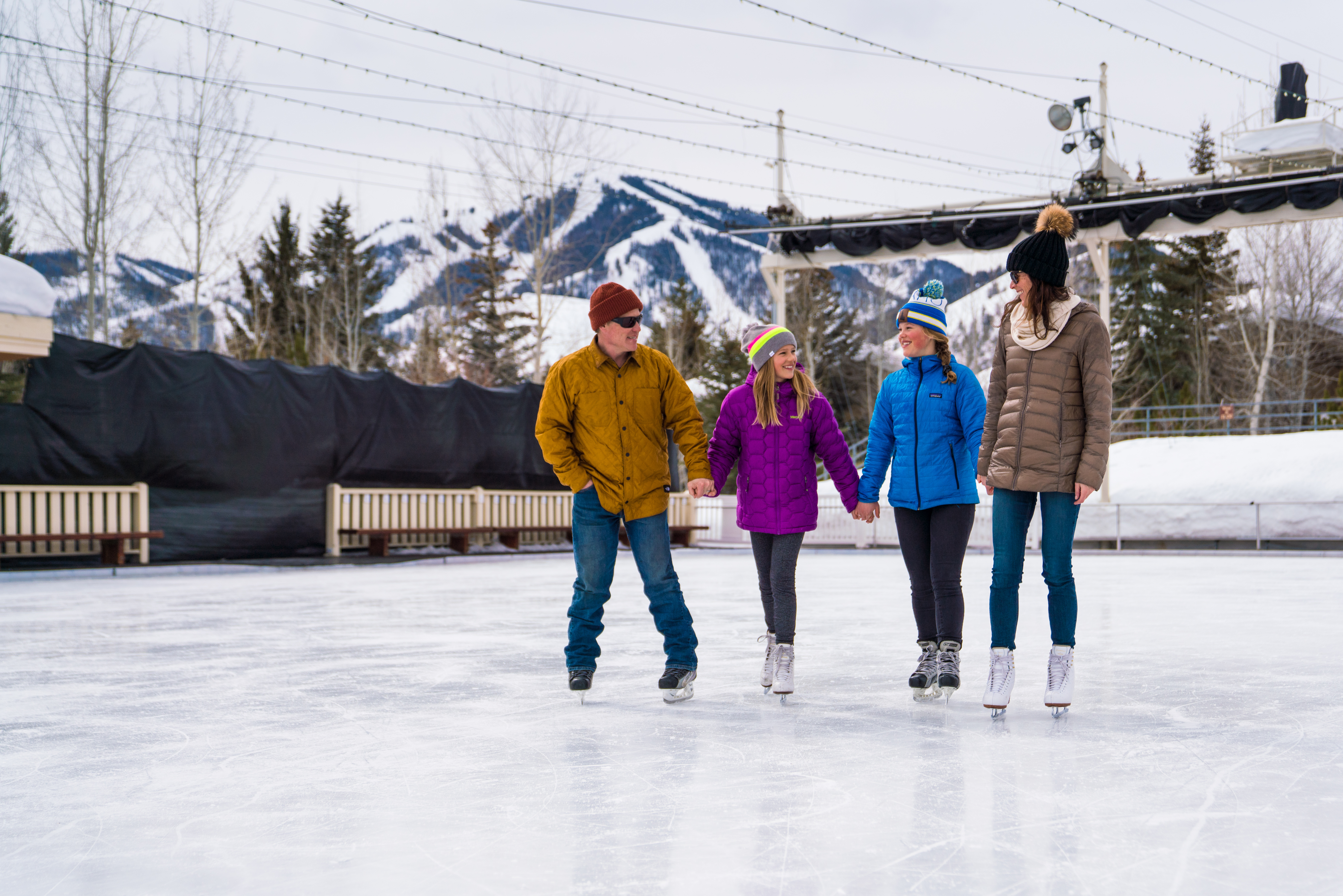 svr_icerink_skating_family_2019_idarado_12.jpg