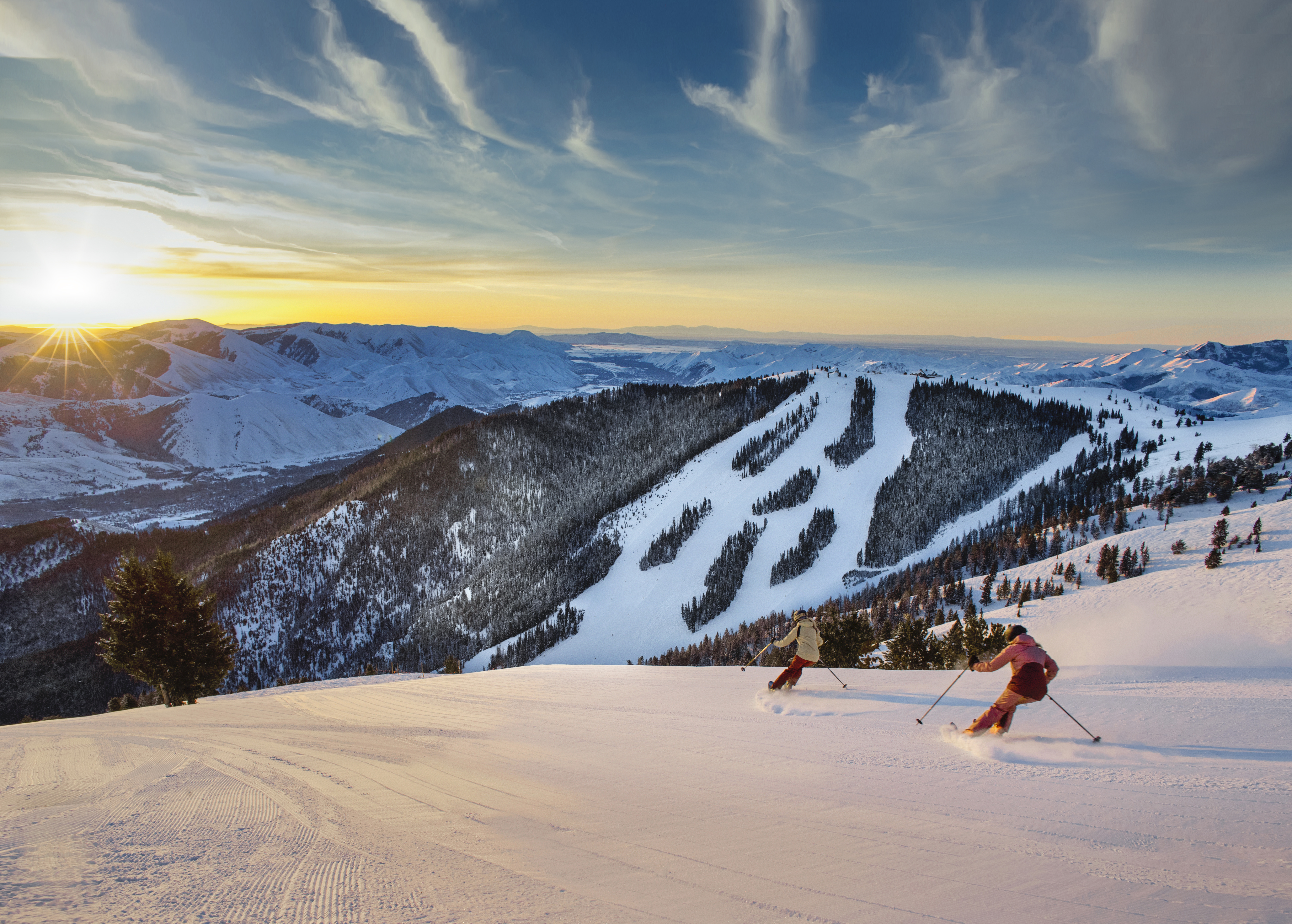 sun-snow-2021-sun-valley-mckenna-peterson-lucy-sackbauer-groomer