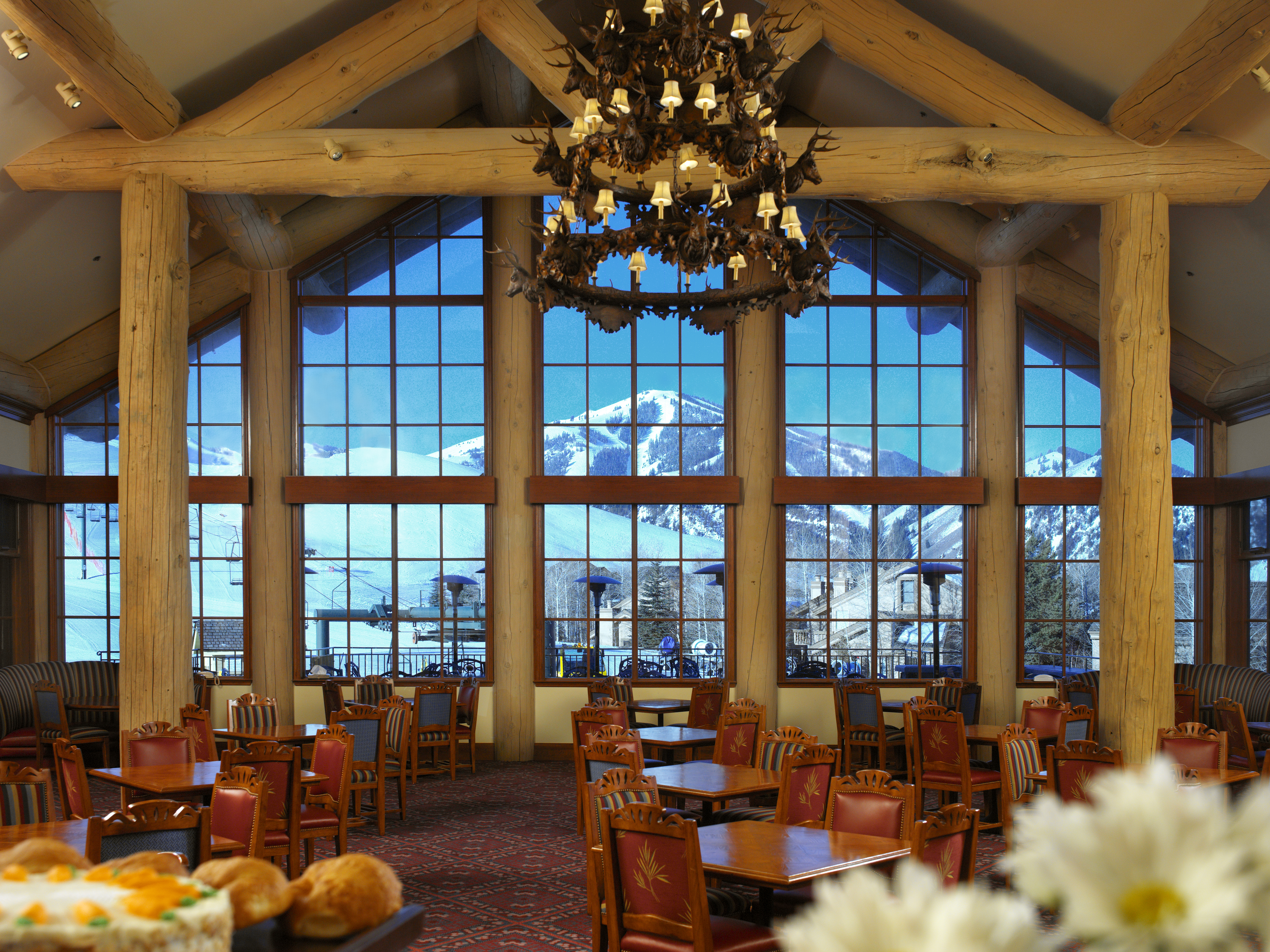 svr_dollarlodge_dining_apres_family_winter_2012