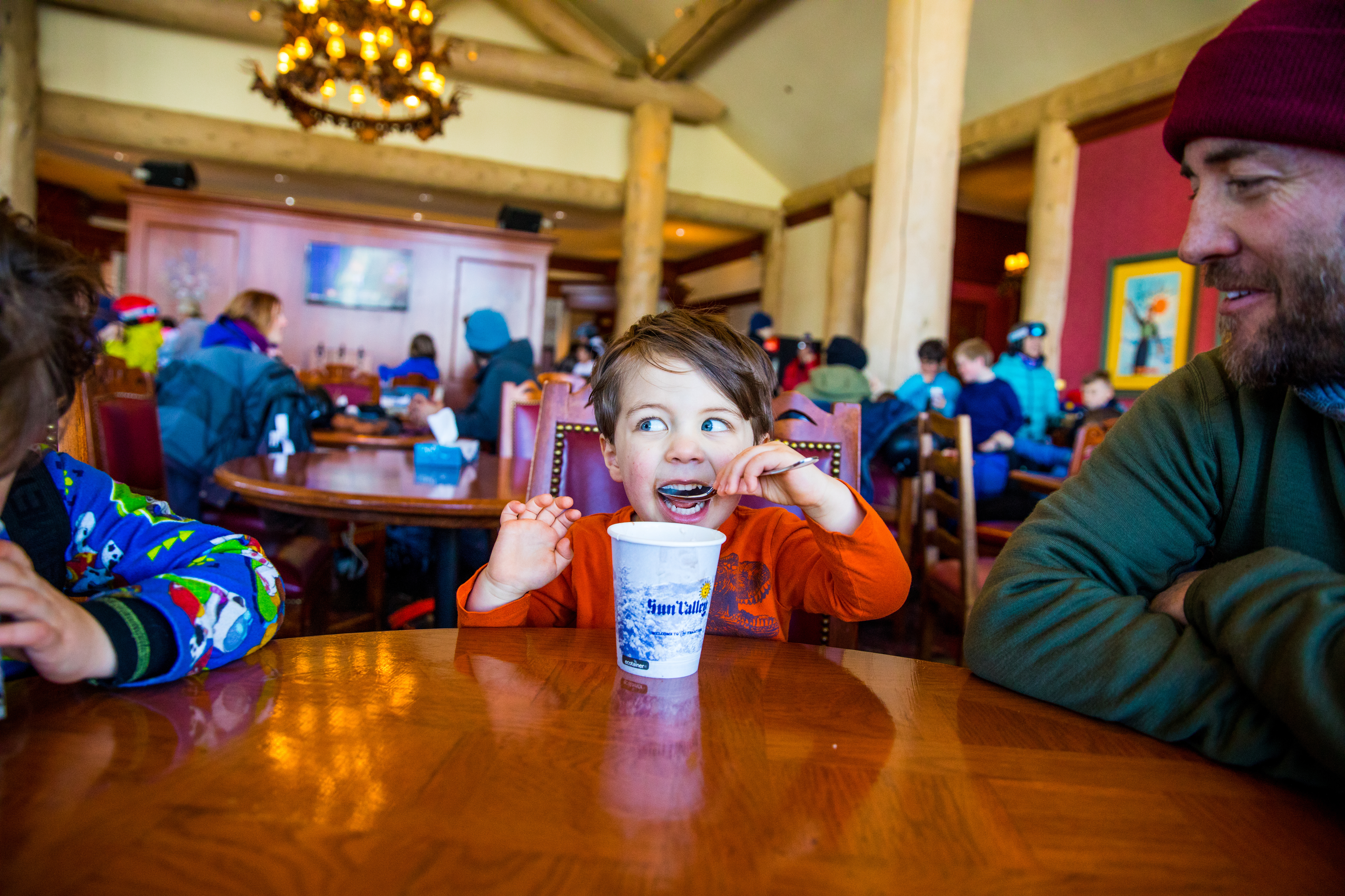 svr_dollarlodge_dining_apres_family_winter_2019_idarado.jpg