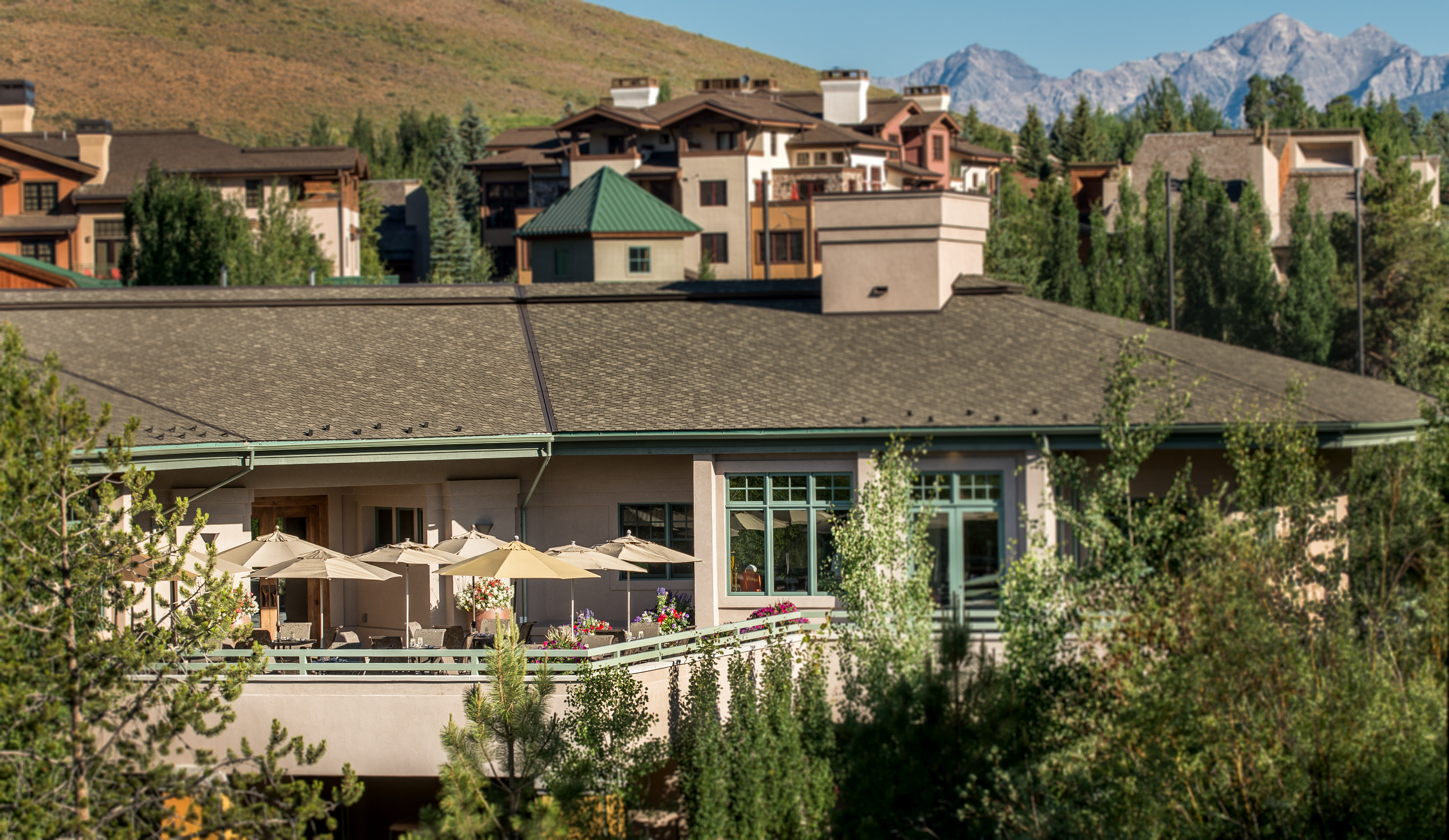 svr_elkhornclubhouse_dining_exterior_summer_2013_syms_kevin_1.jpg