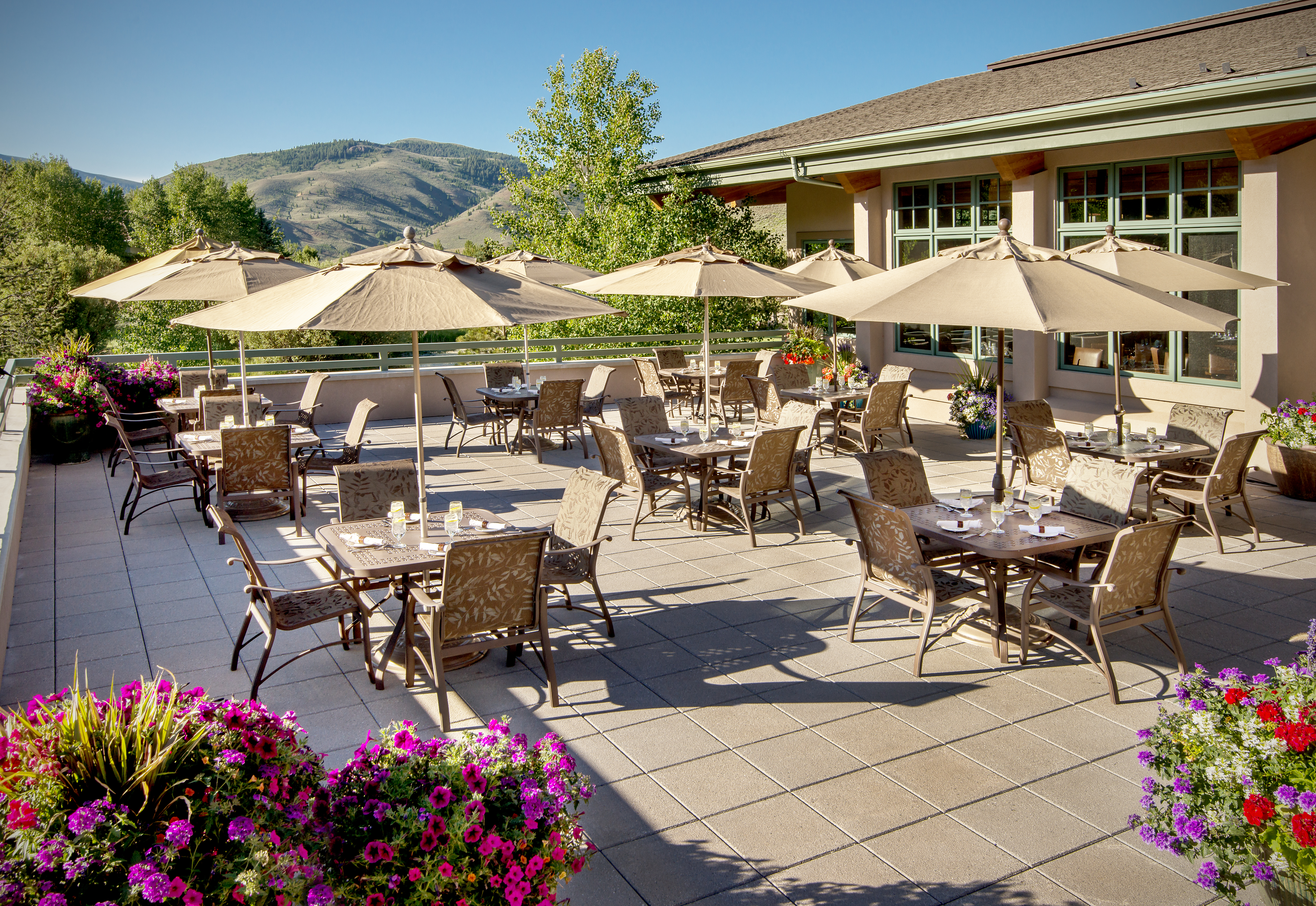 svr_elkhornclubhouse_dining_exterior_summer_2013_syms_kevin_3