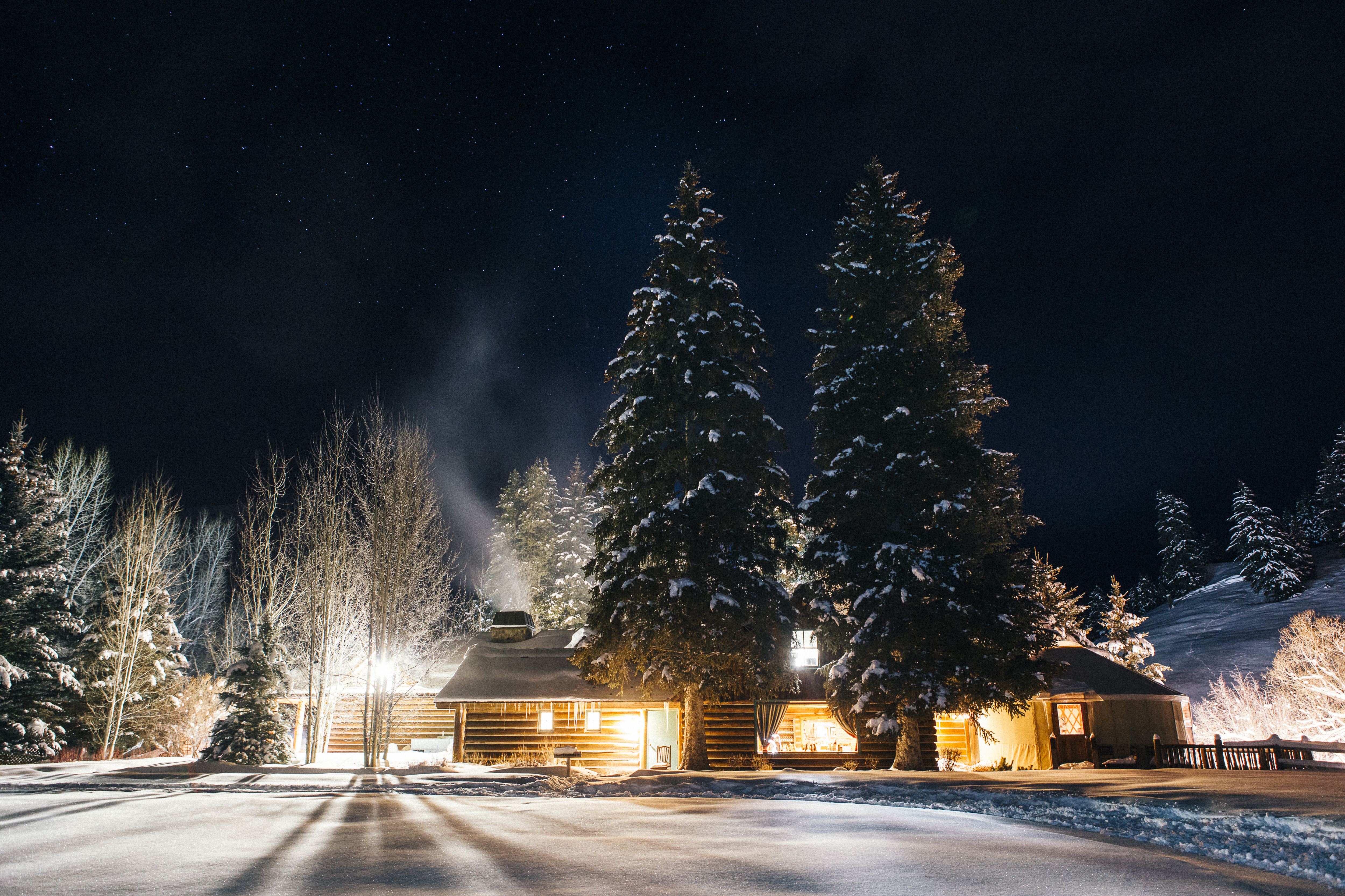 svr_trailcreekcabin_dining_scenic_winter_2019_gadd_ray.jpg