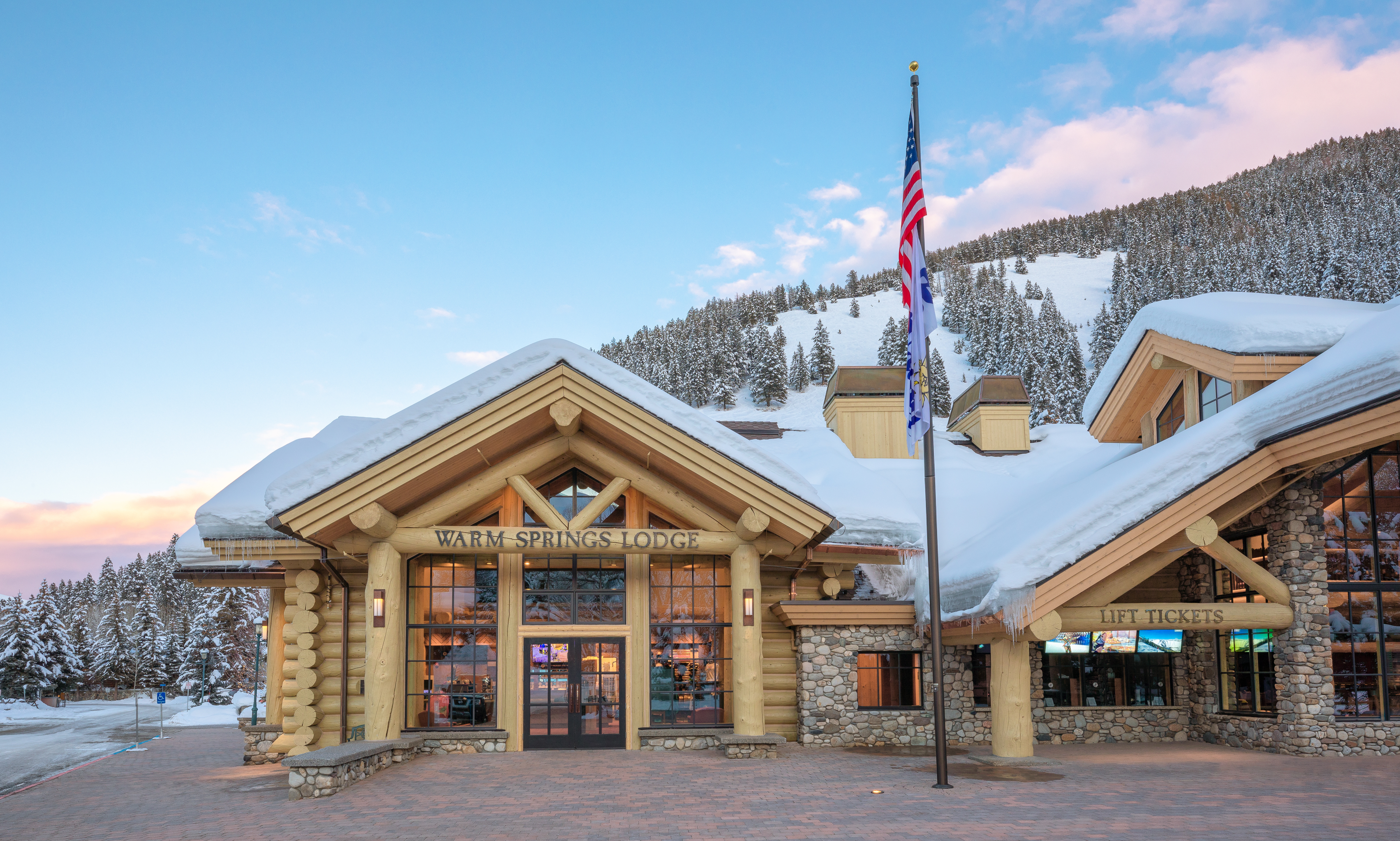 svr_warmspringslodge_dining_skiingriding_winter_2019_dondero_steve_2