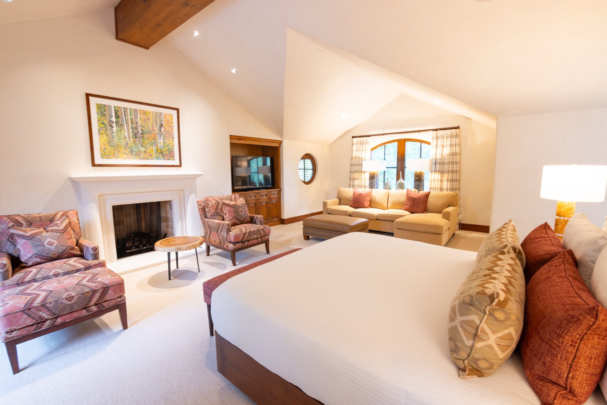 chateau-cottage-primary-bedroom.jpg