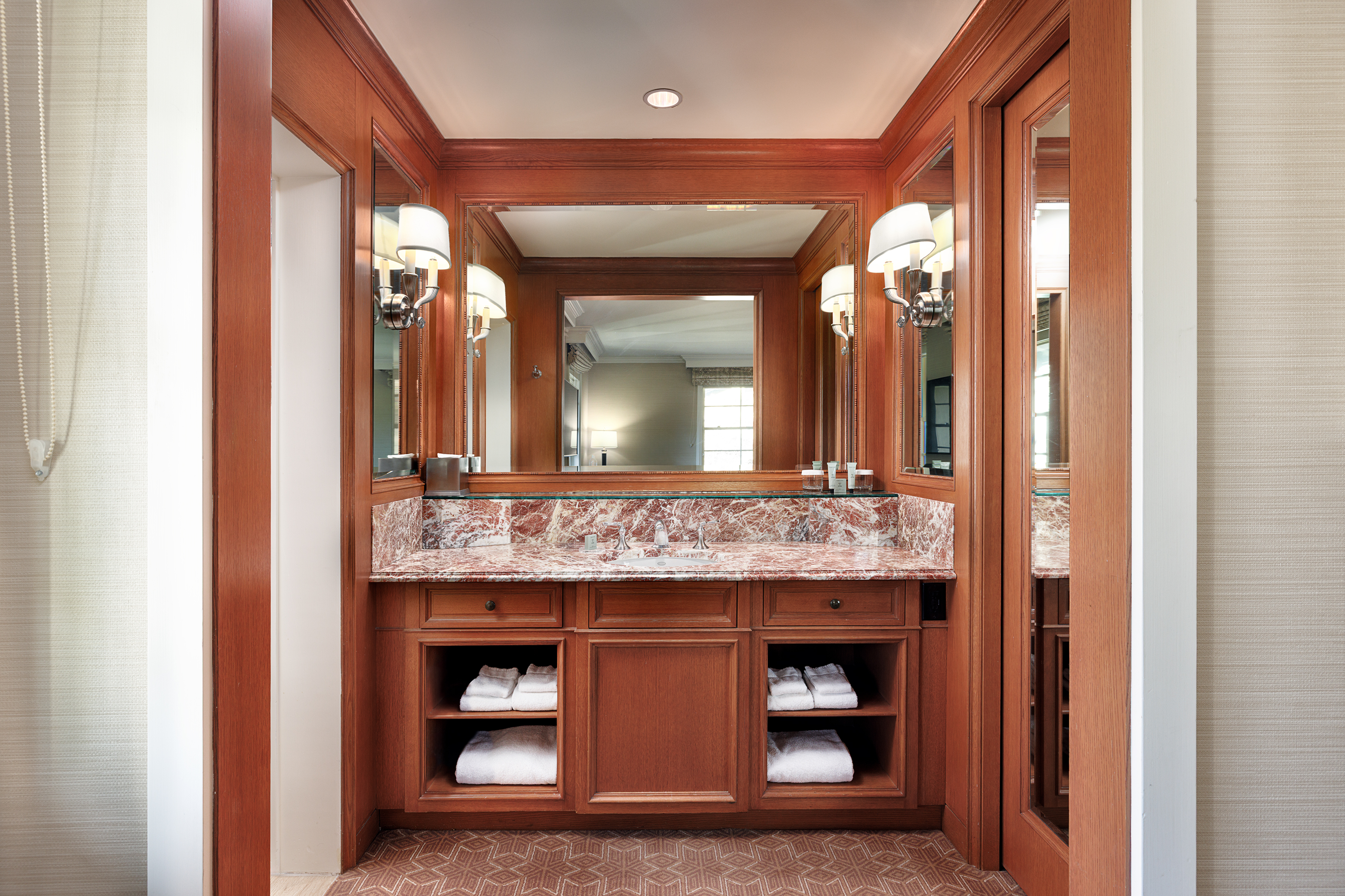 sv_inn_282-2_luxury_queen-7066-edit-v1-1.jpg