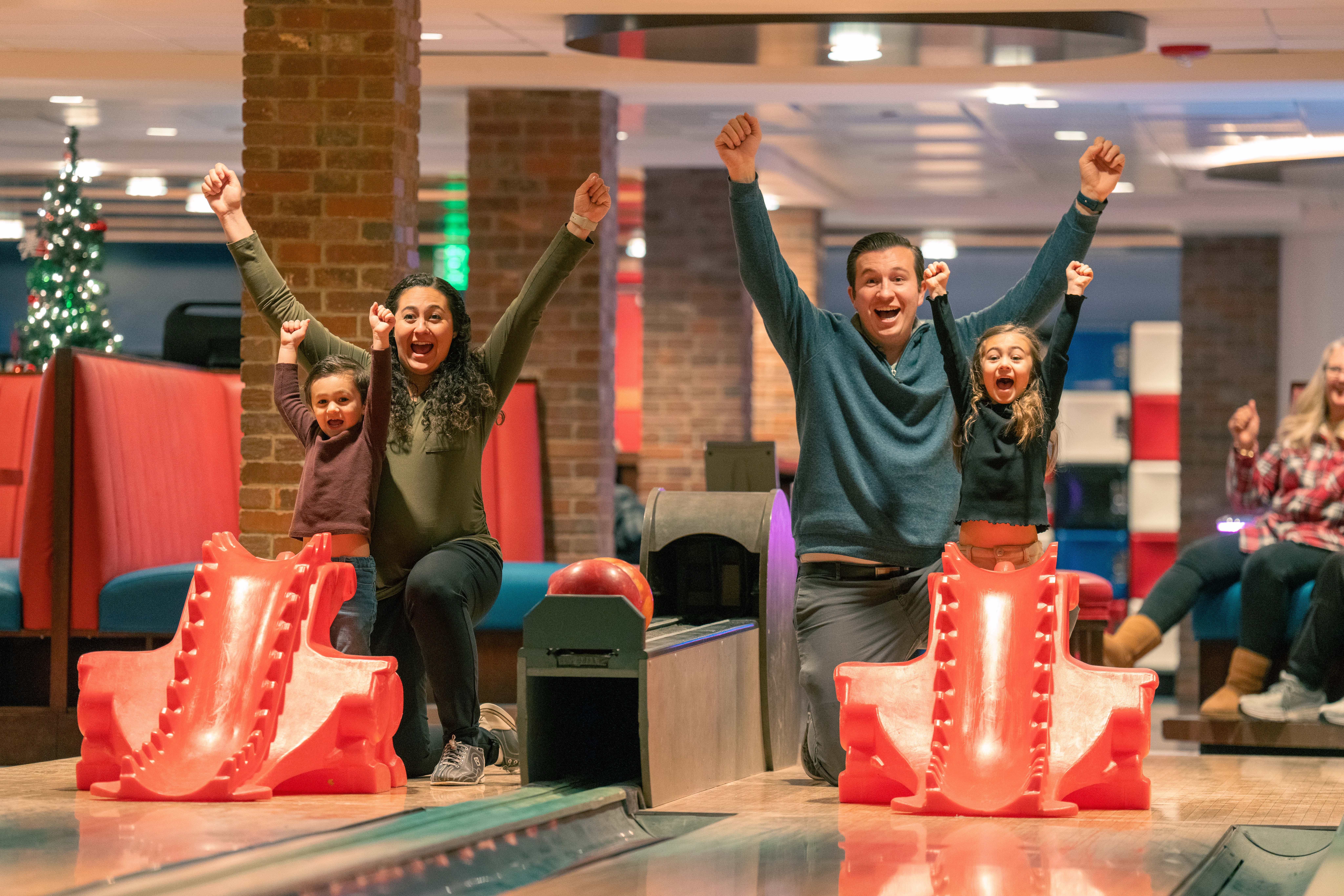 svr_bowlingalley_bowling_family_winter_2023_highres_idarado_14-(1).jpg