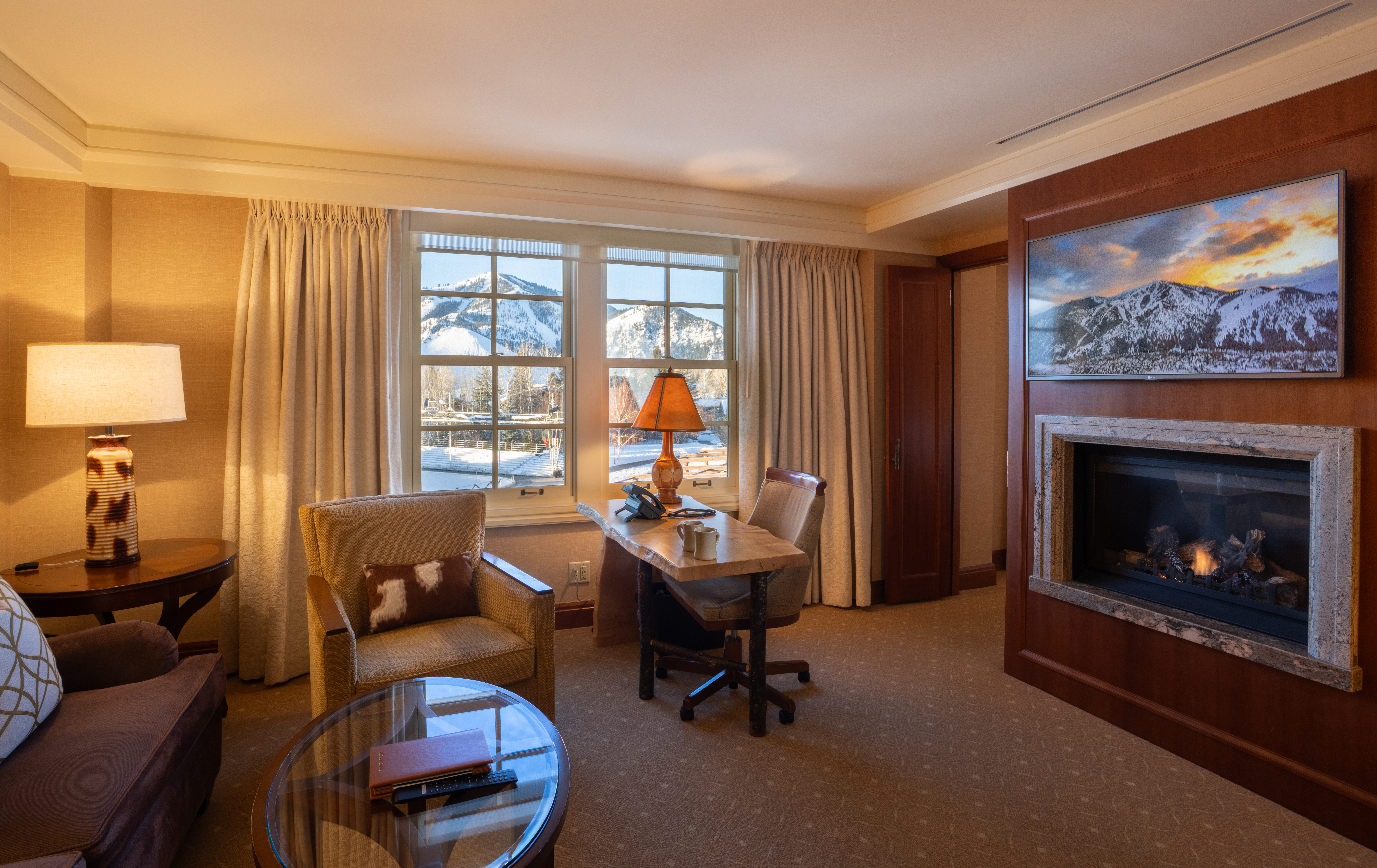 svr_lodge_interiors-rink-view-two-queens_01-14-25_3