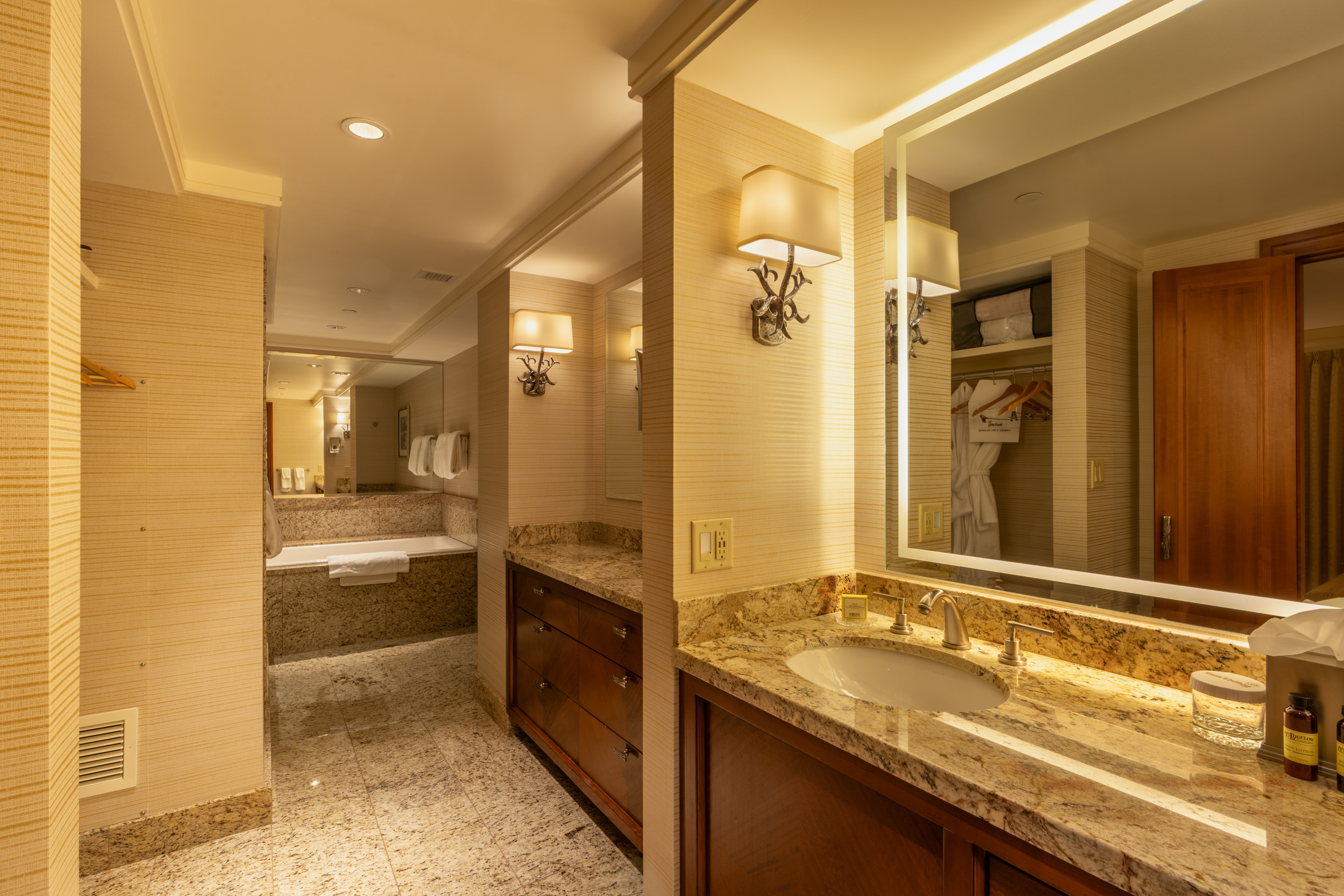 svr_lodge_interiors_rink-view-premier-king_bathroom_01-14-25_10.jpg