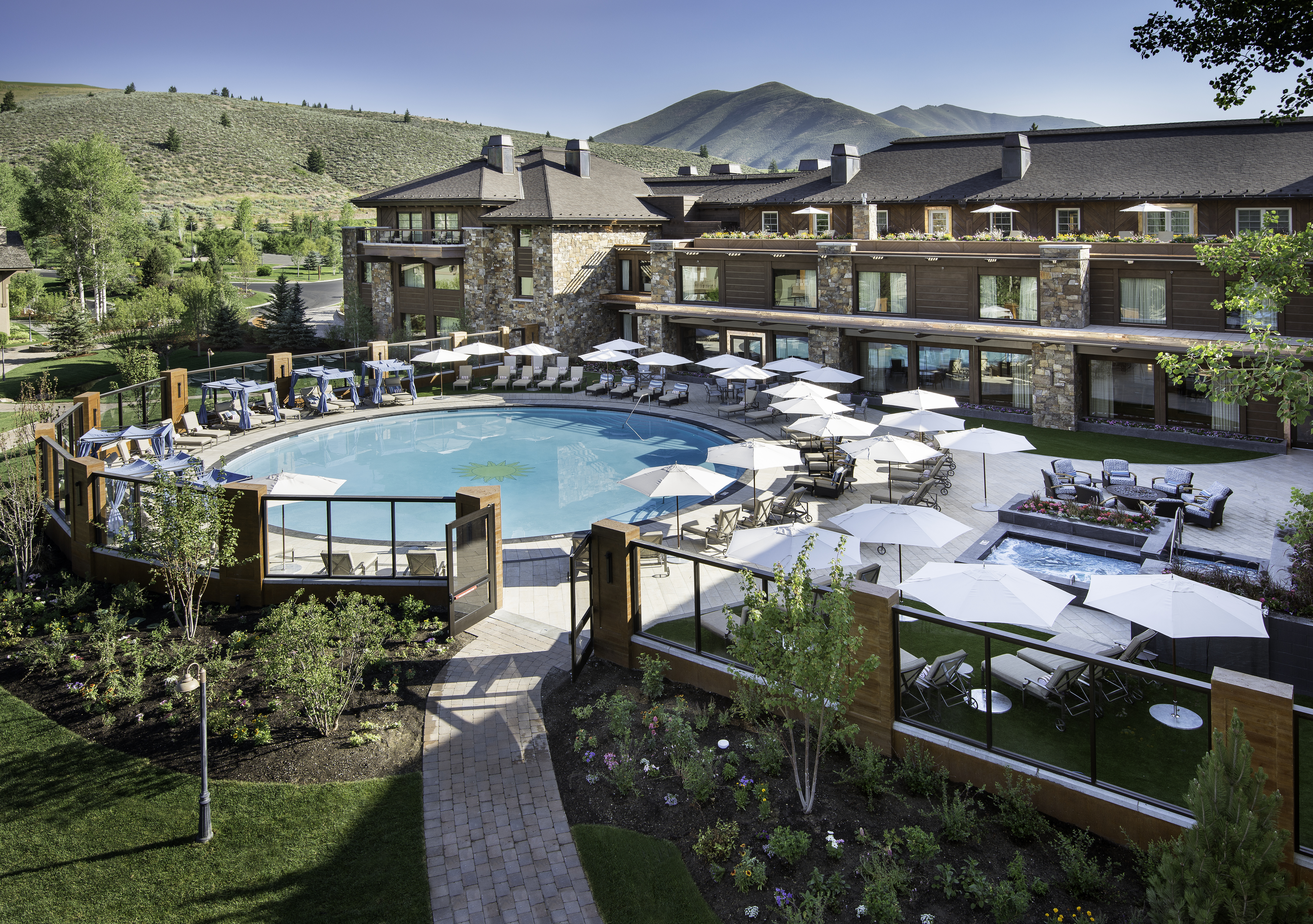 sv-lodge-pool-aerial